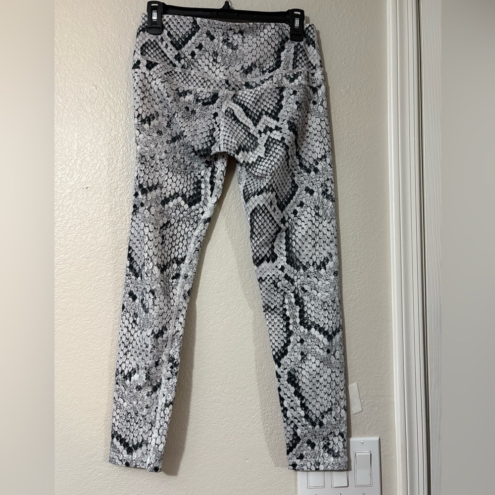 Varley High Waist Chic White and Gray Snake Print Fabric Leggings. Size M - Picture 2 of 13